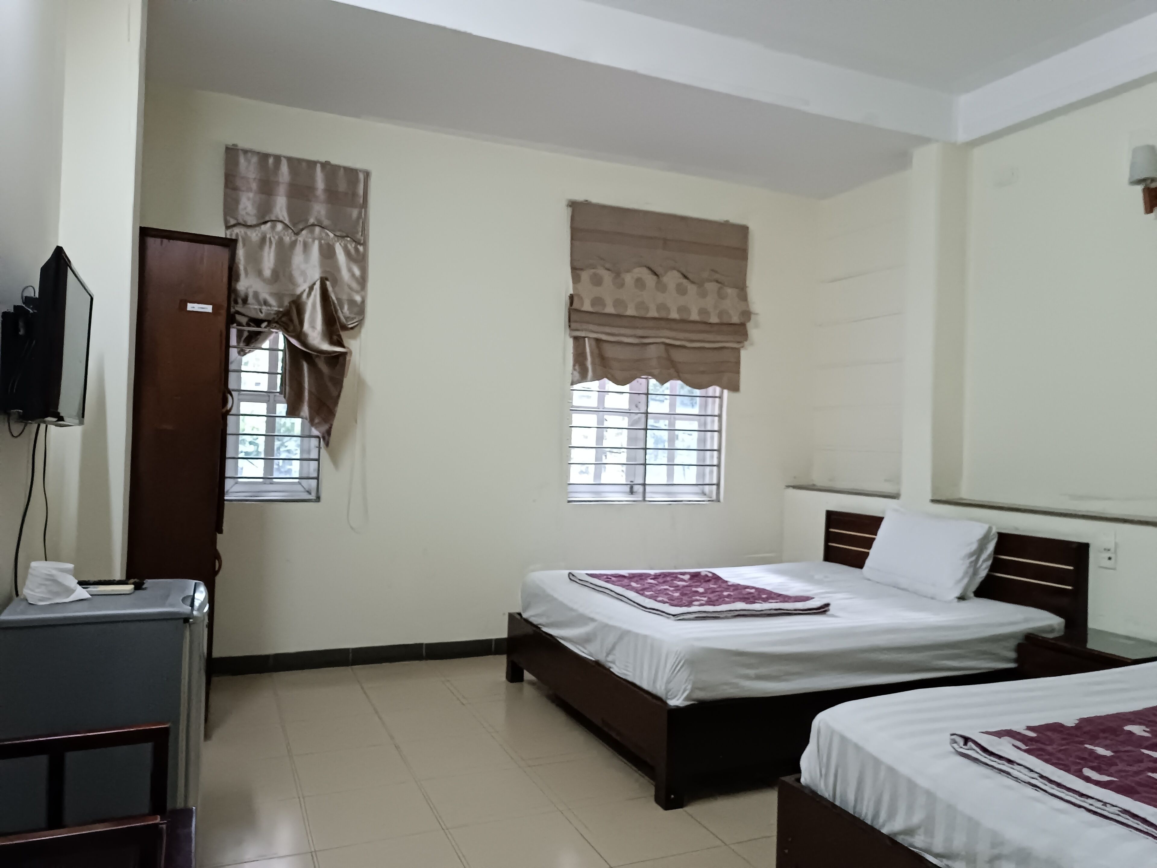 Desk, free WiFi, bed sheets
