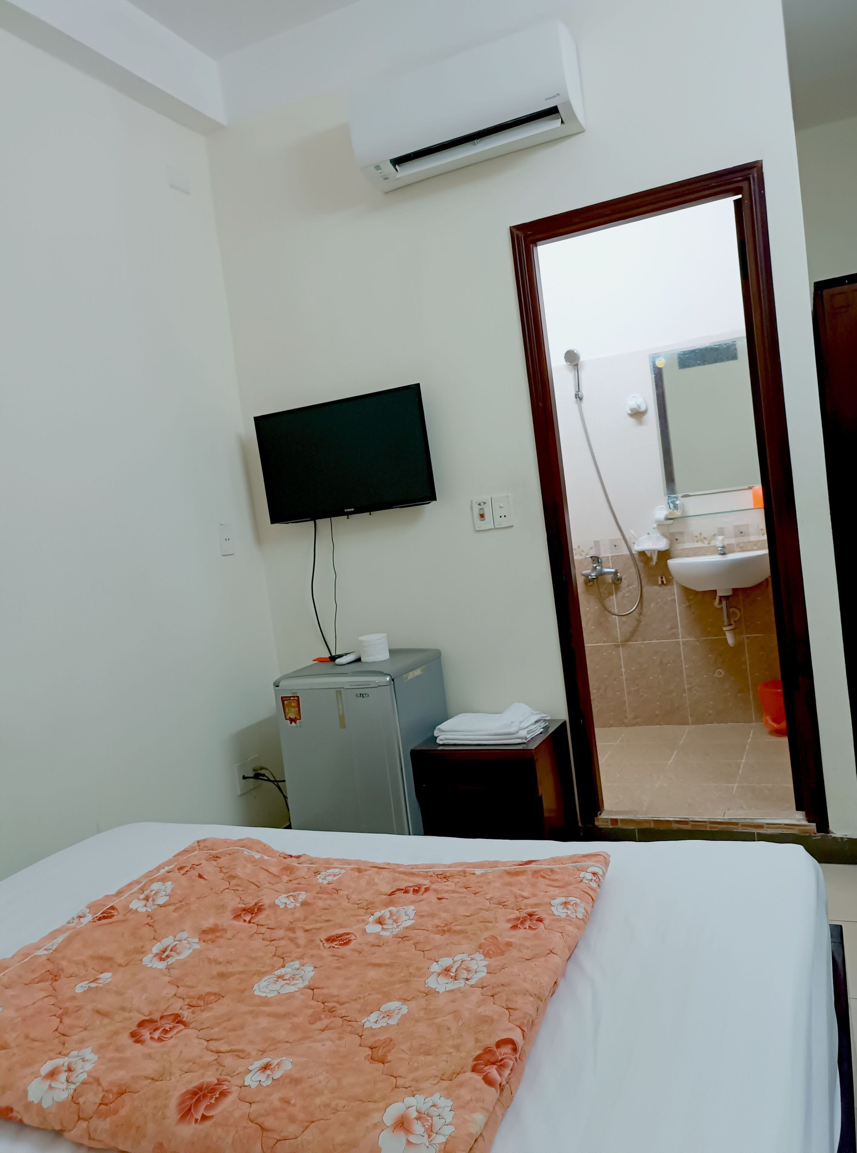 Desk, free WiFi, bed sheets