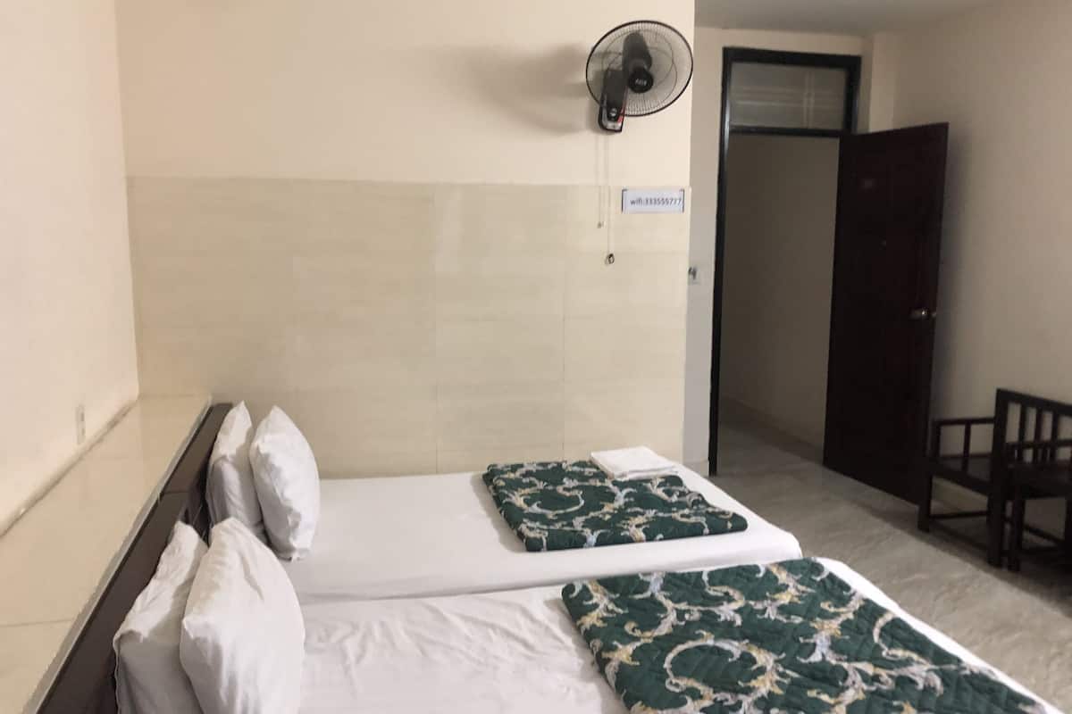 Bàn, truy cập Internet không dây miễn phí, bộ trải giường 