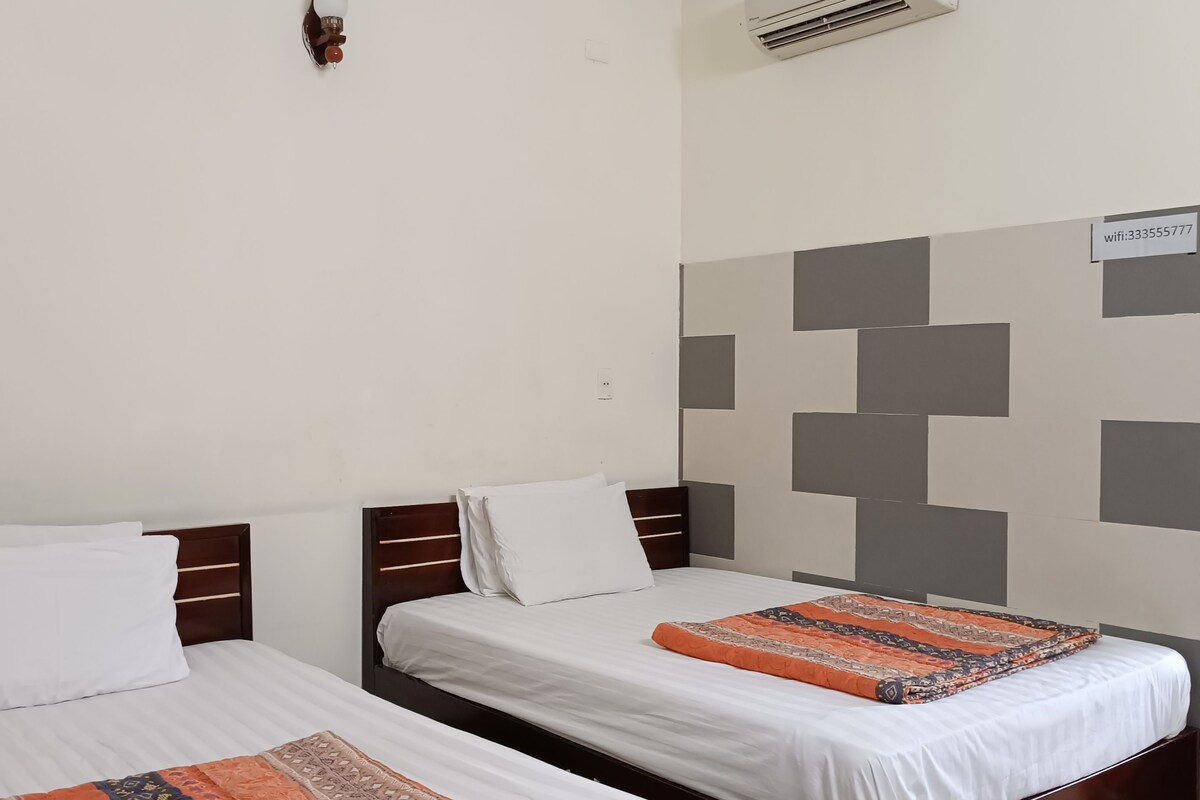 Escritorio, wifi gratis y ropa de cama 