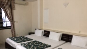 Family Room | Desk, WiFi (free), bed sheets