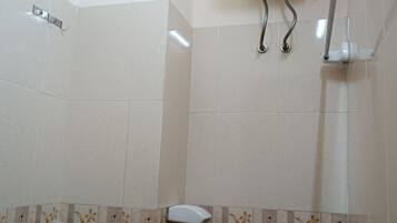 Kamar Double Standar | Kamar mandi | Shower, perlengkapan mandi gratis, sandal, dan handuk