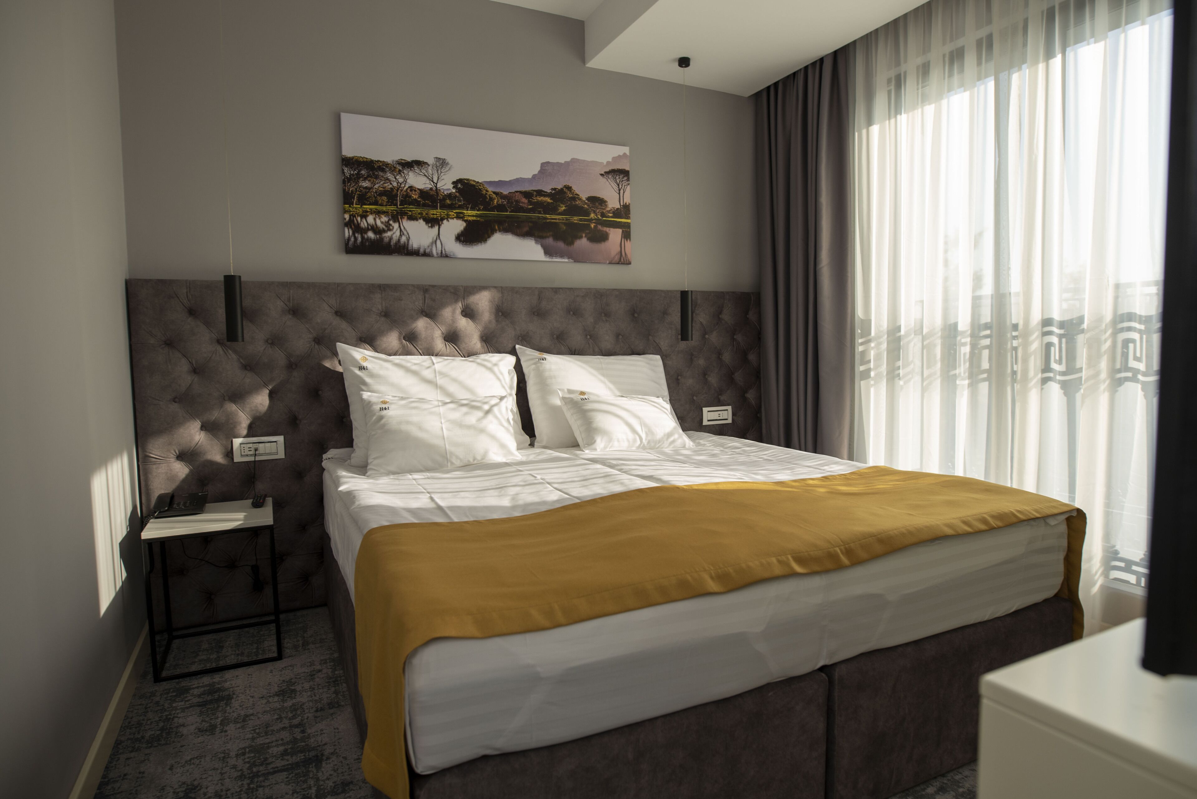 Suite Deluks, 1 kamar tidur, Bebas Asap Rokok | Seprai premium, busa memori, minibar, dan brankas