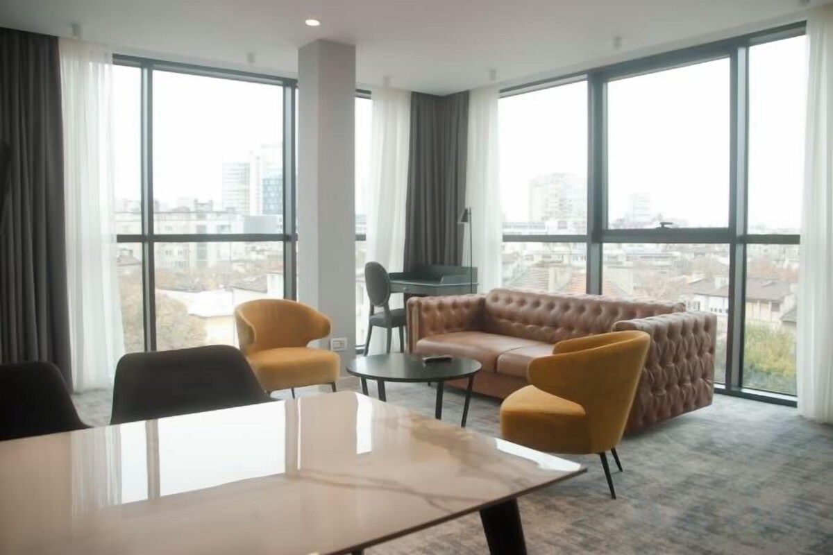 Living area | 40-inch Smart TV with cable channels, heated floors
