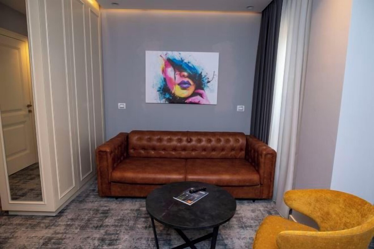 Living area | 40-inch Smart TV with cable channels, heated floors
