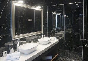 Suíte executiva, 1 quarto, vista para a cidade | Banheiro | Produtos de toalete grátis, secador de cabelo, toalhas de banho 