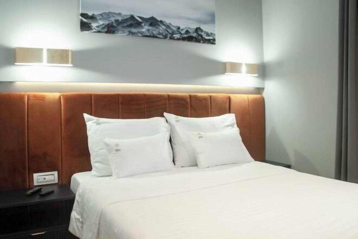 1 bedroom, premium bedding, memory-foam beds, minibar