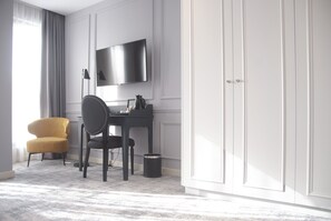 Junior Suite, 1 Bedroom, Non Smoking | Premium bedding, memory-foam beds, minibar, in-room safe