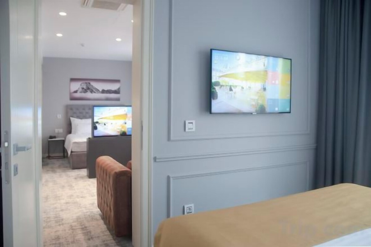 Ropa de cama de alta calidad, camas con efecto memoria y minibar