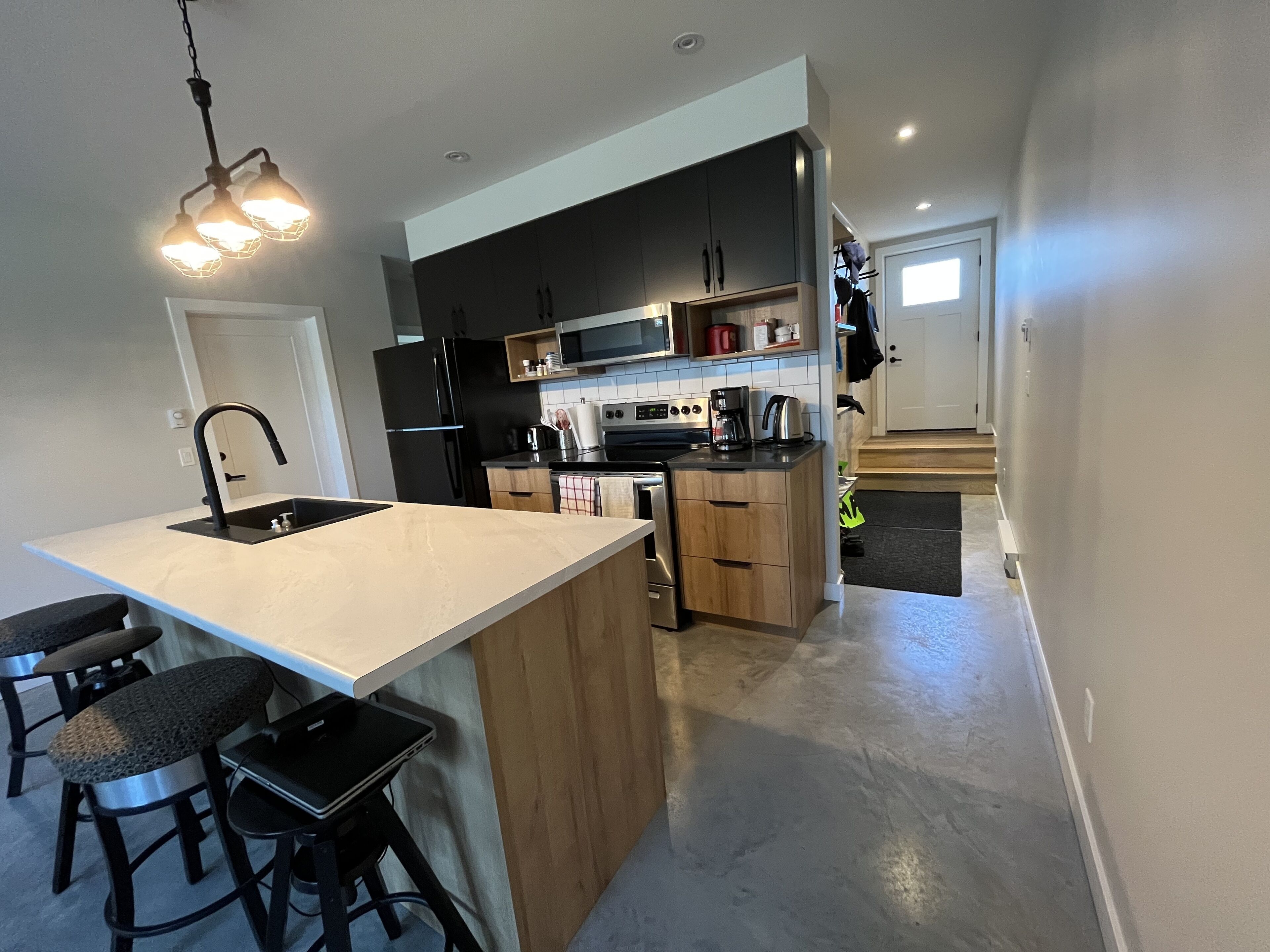 Modern 2 bedroom condo on the ski hill