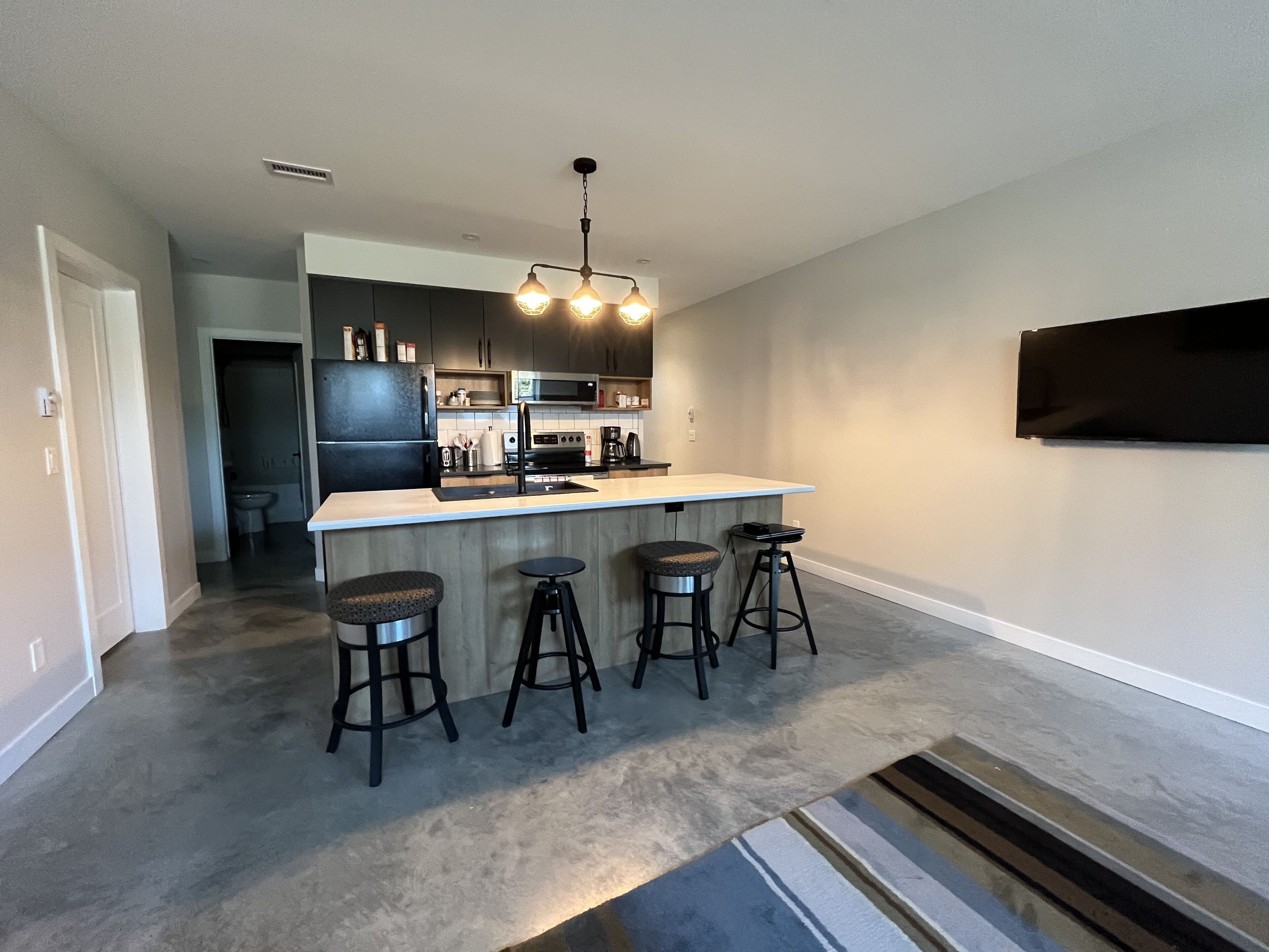 Modern 2 bedroom condo on the ski hill