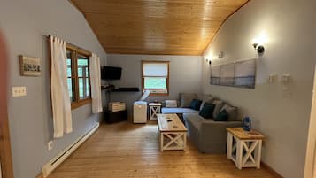 Smart-tv, dvd-afspiller, bøger, videobibliotek