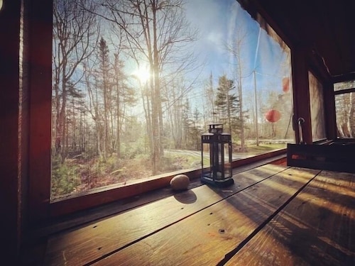 Falls Lake Burrow - Private Cottage with Screened-in Hot Tub 