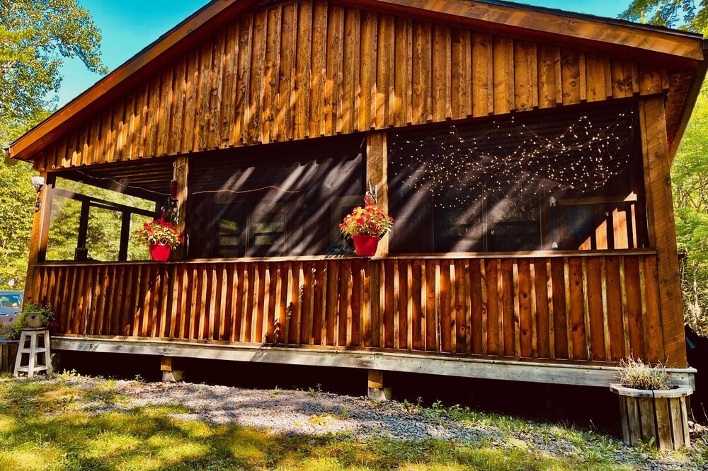 Falls Lake Burrow - Private Cottage with Screened-in Hot Tub
