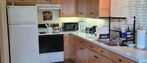 ثلاجة، ميكروويف، فرن، موقد طهي مسطح