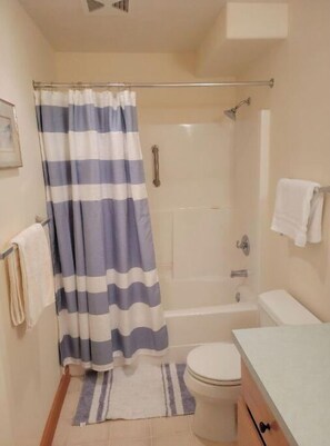 Duschwanne, Haartrockner, Handtücher, Toilettenpapier