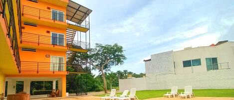 Una piscina al aire libre