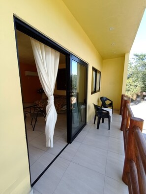 Studio Suite Junior, 1 giường cỡ king, quang cảnh hồ bơi | Quang cảnh đường phố