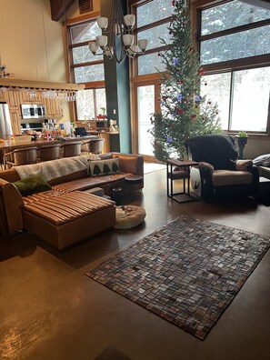 Smart TV, fireplace, ping pong