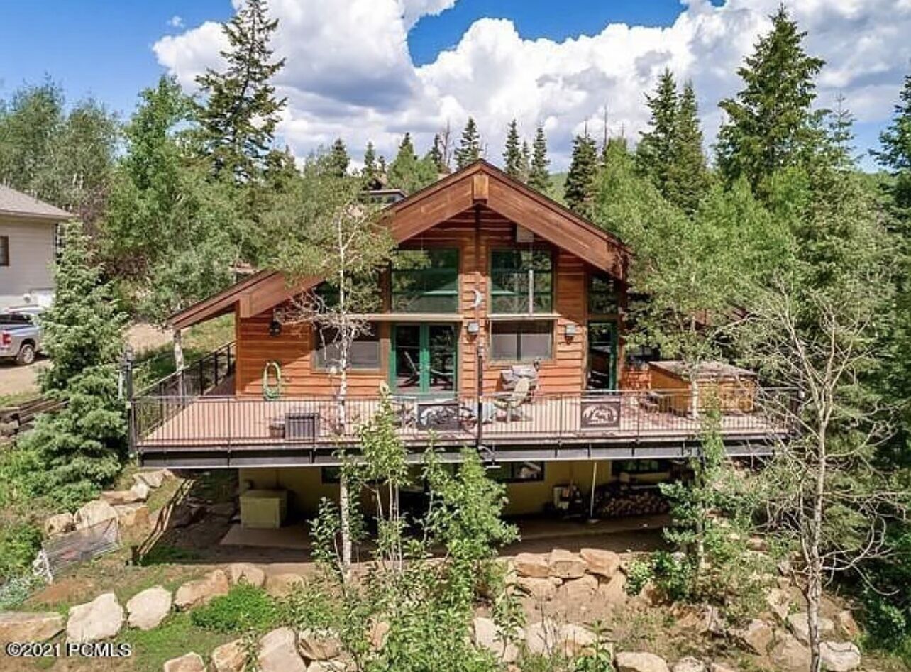 Luxury retreat, 10 mins to 6 top ski resorts. Public transportation to downtown.