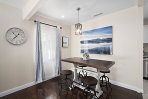 Dining - Cozy 2B/1Bth w EasyA to US99 and Nat'l Parks (Fresno)
