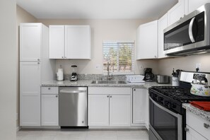 ثلاجة، ميكروويف، فرن، موقد طهي مسطح