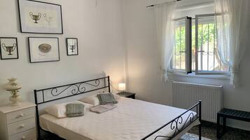 2 habitaciones, tabla de planchar con plancha y ropa de cama