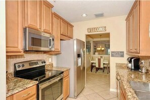 Private kitchen - Near Gulf Beaches, 3 bdr townhouse, all amenities, sleeps 5 (Bradenton)
