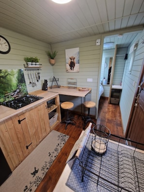 Private kitchen - Stunning 1-bed Shepherd hut (Holyhead)