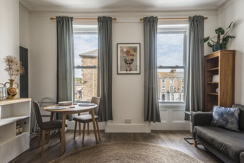 Rock Pool Reach - Modern one bed apartment with parking