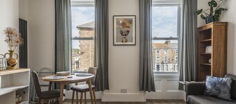 Rock Pool Reach - Modern one bed apartment with parking