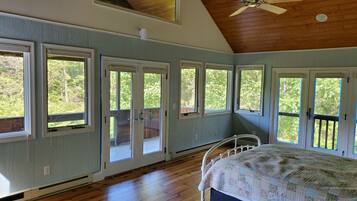 3 soveværelser, skrivebord, strygejern/strygebræt, weekendseng