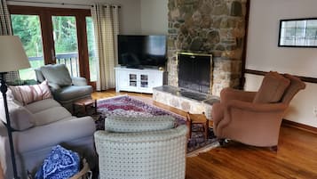 Smart TV, caminetto, lettore DVD, libri