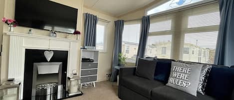 Smart-TV, Kamin, Videospiele, DVD-Player