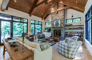 Televisión y chimenea 