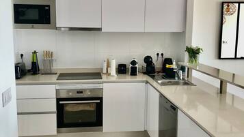 Een koelkast, een magnetron, een oven, een vaatwasser