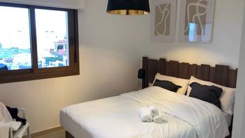 3 slaapkamers, een strijkplank/strijkijzer, gratis wifi, beddengoed