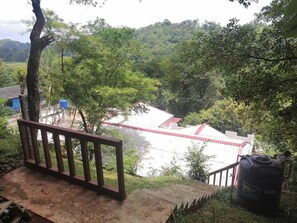 Property grounds - River Valley Holiday Retreat -Upper floor 2 BR Apt (Peradeniya)