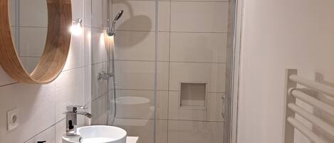 Chuveiro, secador de cabelo, toalhas de banho, sabonete