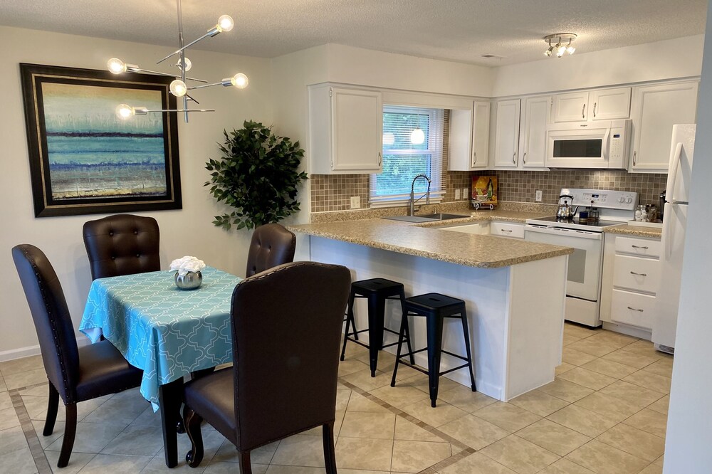 Condo in Excellent Location! (No Cleaning Fee)