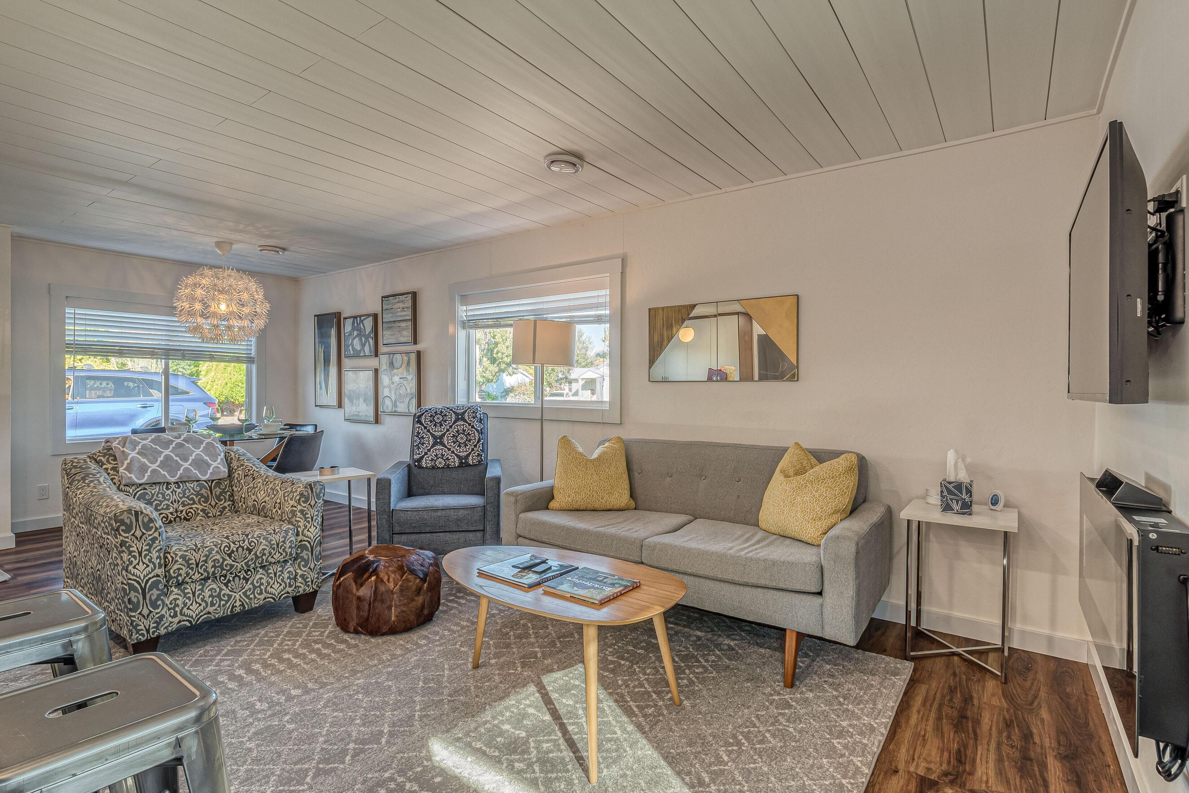 Cactus III - Modern & Cozy Downtown Cottage