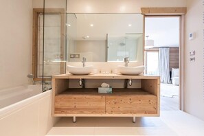 Douche, articles de toilette gratuits, sĂšche-cheveux