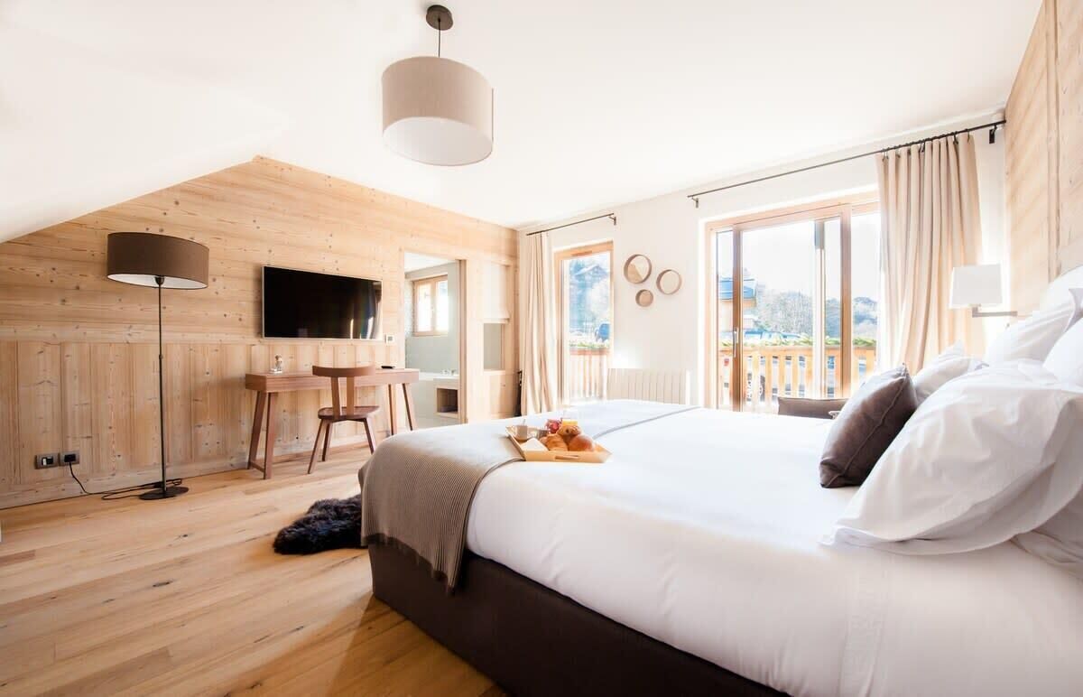 5 bedrooms, iron/ironing board, WiFi, bed sheets