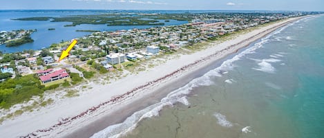 Playa en los alrededores, camastros y toallas de playa