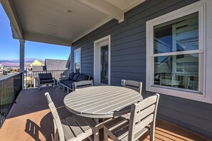 Outdoor dining - Brand New | Pool | lazy river | Competition mini golf | RH (Washington)