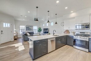 Fridge, microwave, oven, stovetop - Brand New | Pool | lazy river | Competition mini golf | RH (Washington)