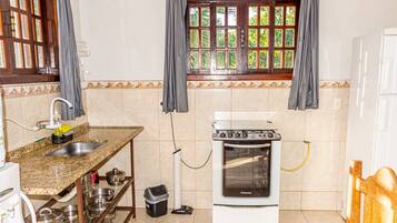 Fridge, oven, stovetop, coffee/tea maker