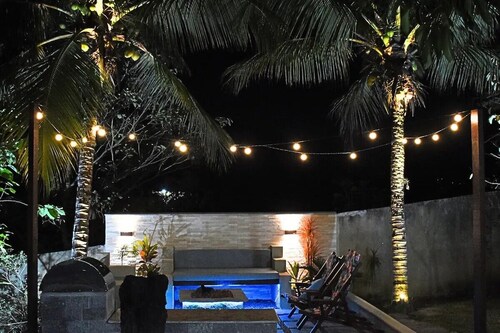 Charming Hillside Getaway: Hill House with Pool and Fireplace - 10 min to Beach