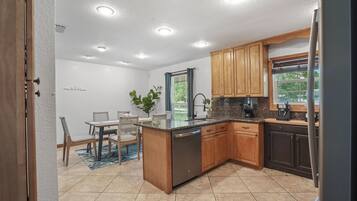 Micro-ondes, four, plaque de cuisson, lave-vaisselle