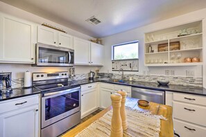 Fridge, microwave, stovetop, dishwasher - Updated Maricopa Retreat < 2 Miles to Golf! (Maricopa)